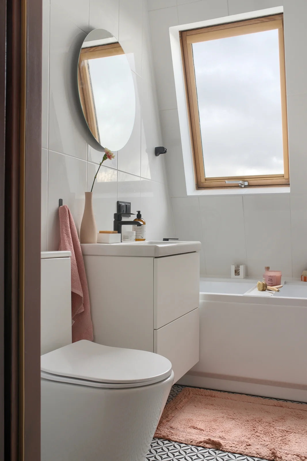 Weiße AMMOS Badewannenablage