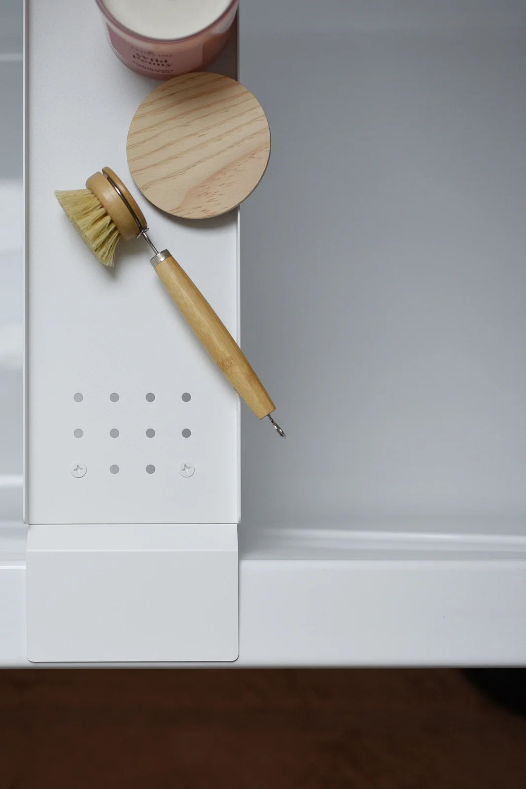 Weiße AMMOS Badewannenablage