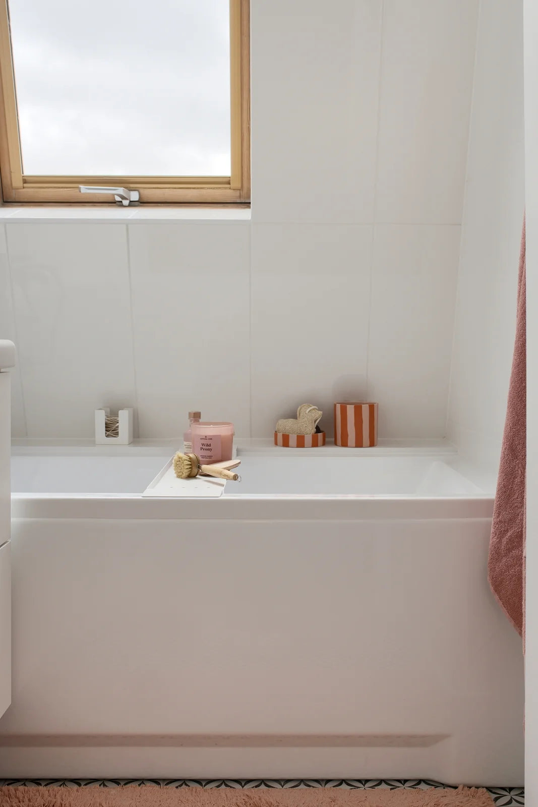 Weiße AMMOS Badewannenablage