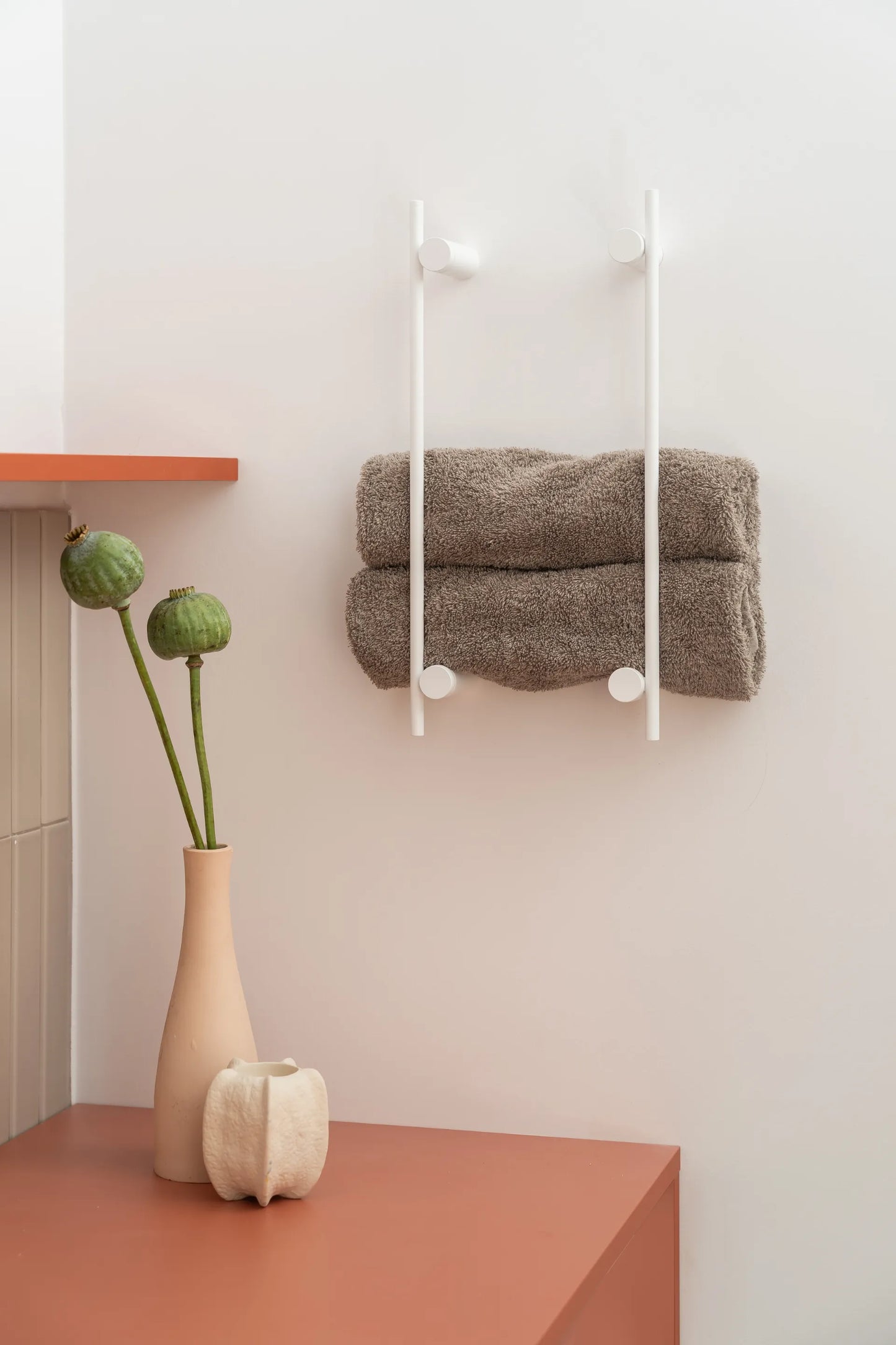 Weiße Ablage für Handtuchrollen LUVIA