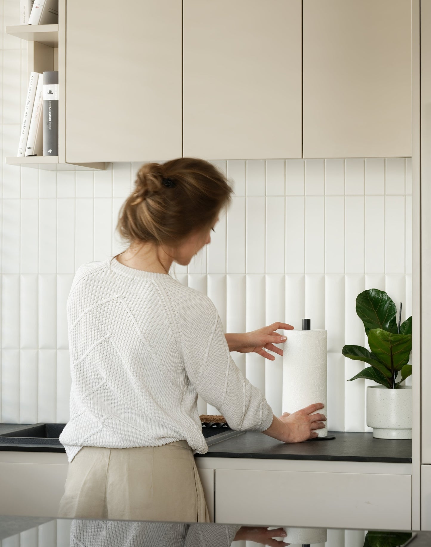 Schwarzer Küchenrollenhalter ARPE