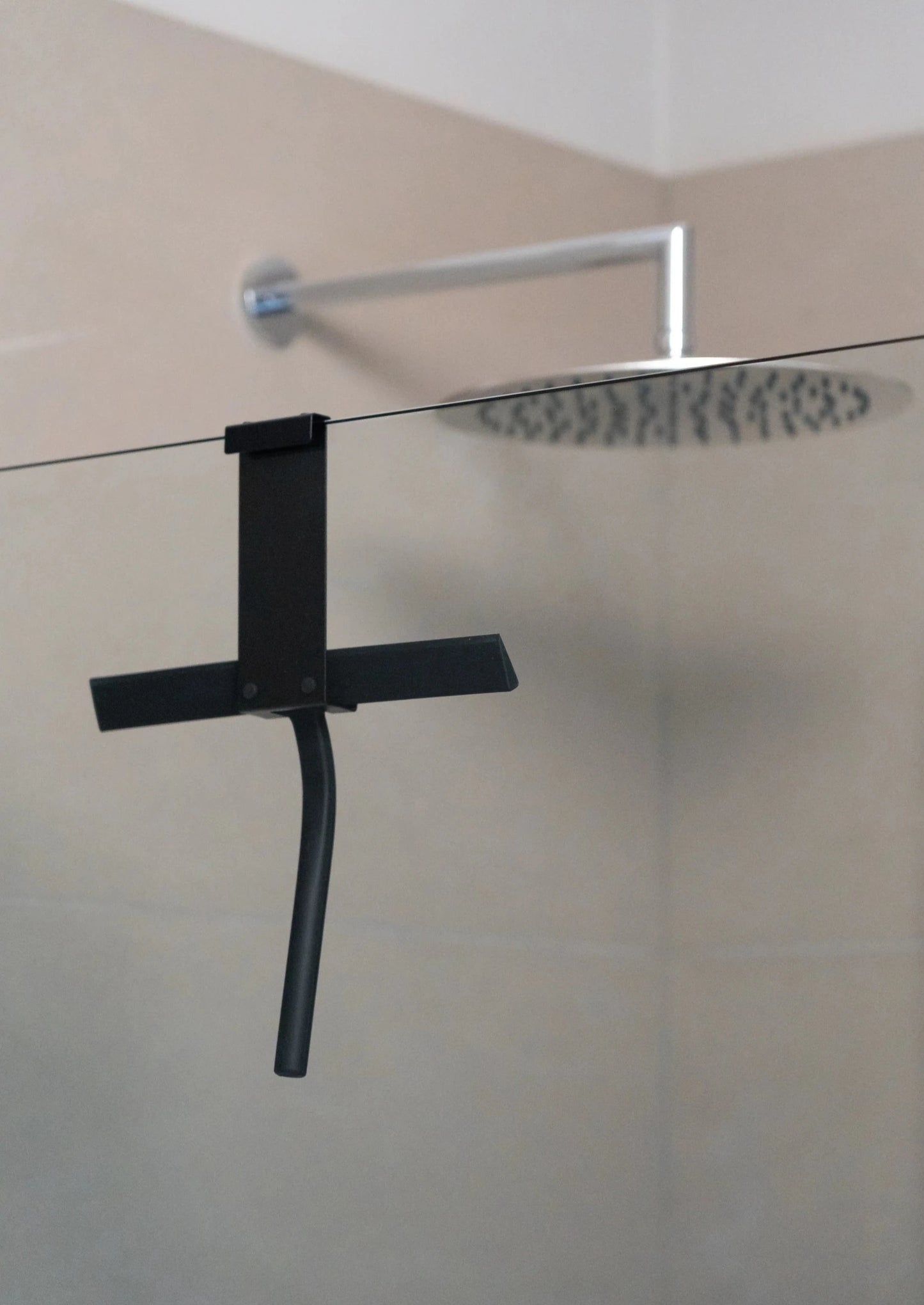 GIUMI schwarzer Halter mit Duschabzieher