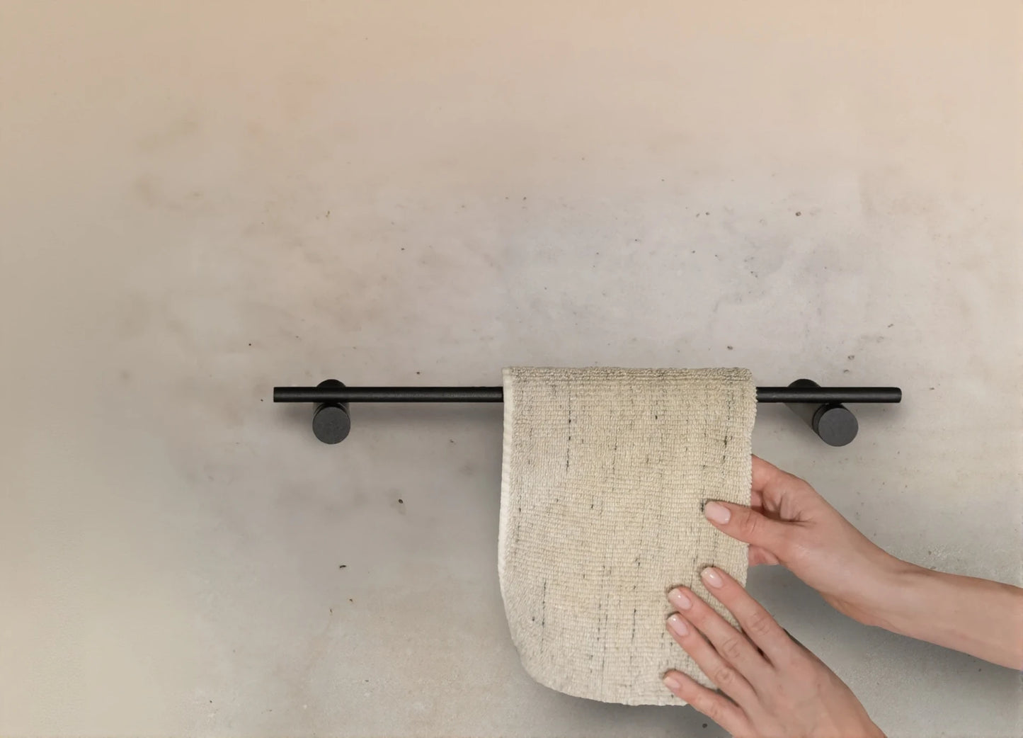 Schwarzer Handtuchhalter TOMZO