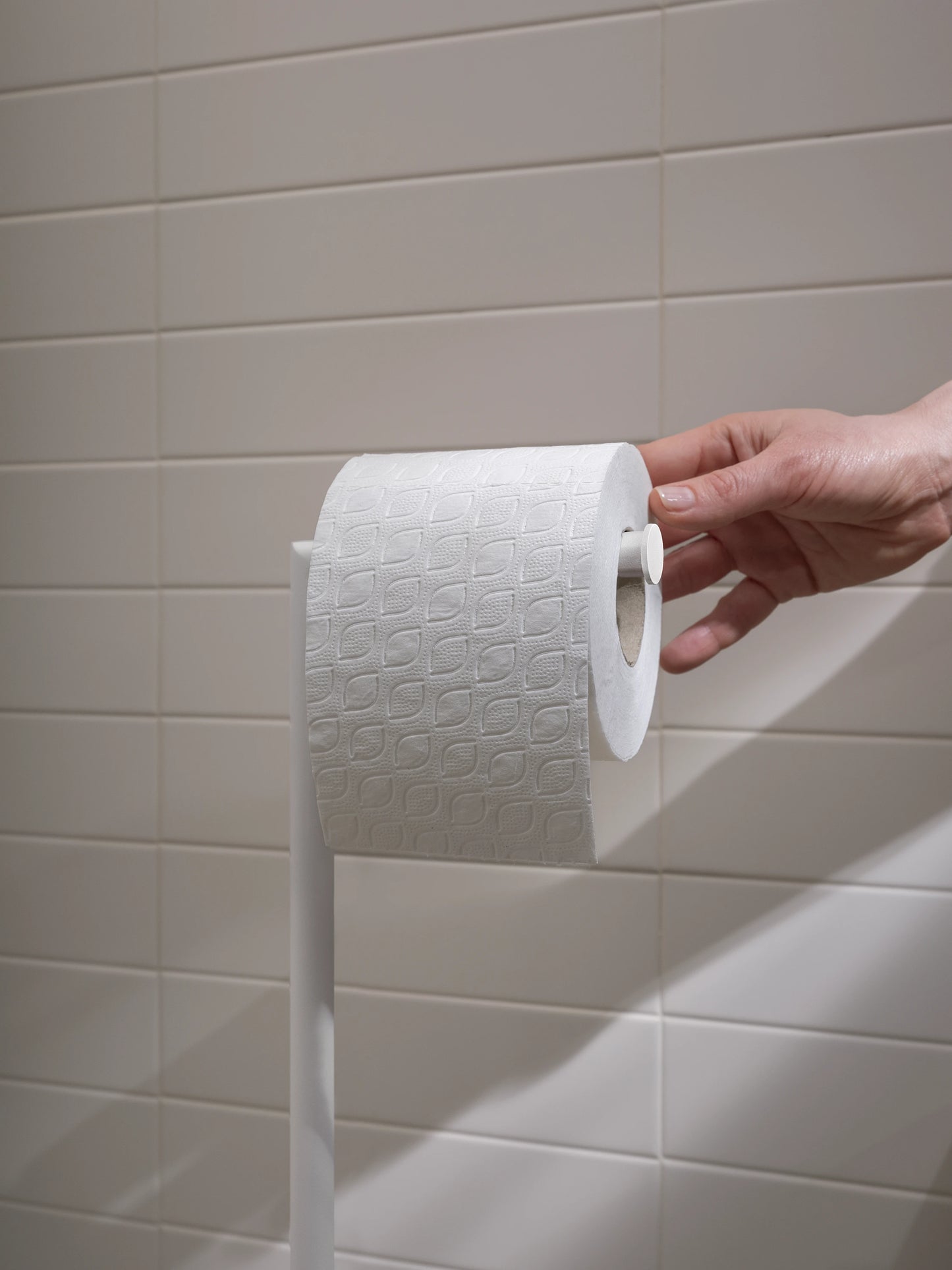 Weiße Bürste mit Papierhalter TORIA