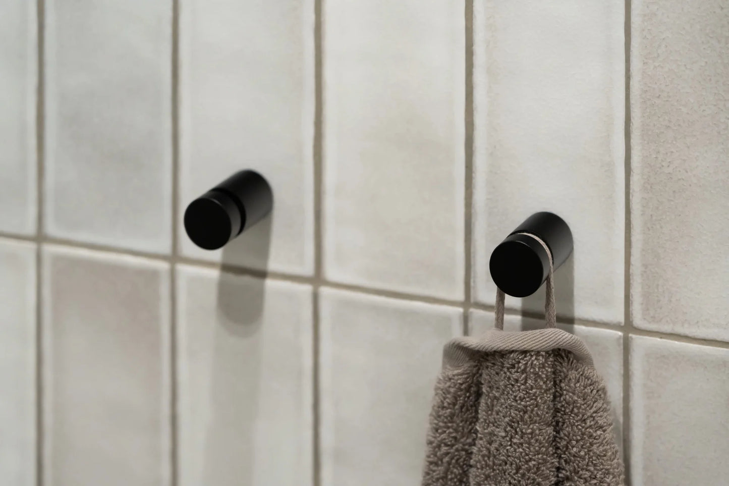 Schwarzer Handtuchhaken YUZO