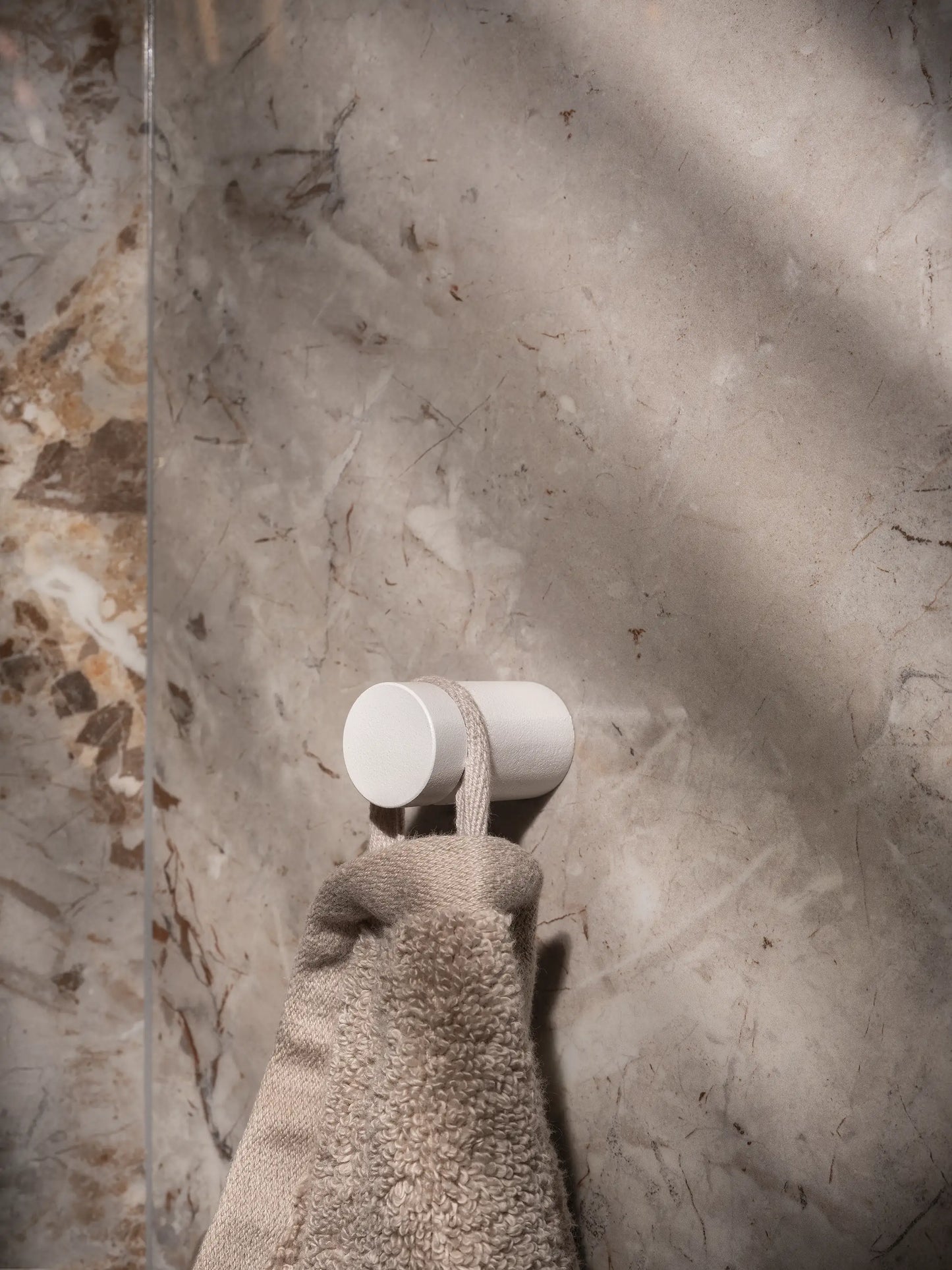 Weißer Handtuchhaken YUZO