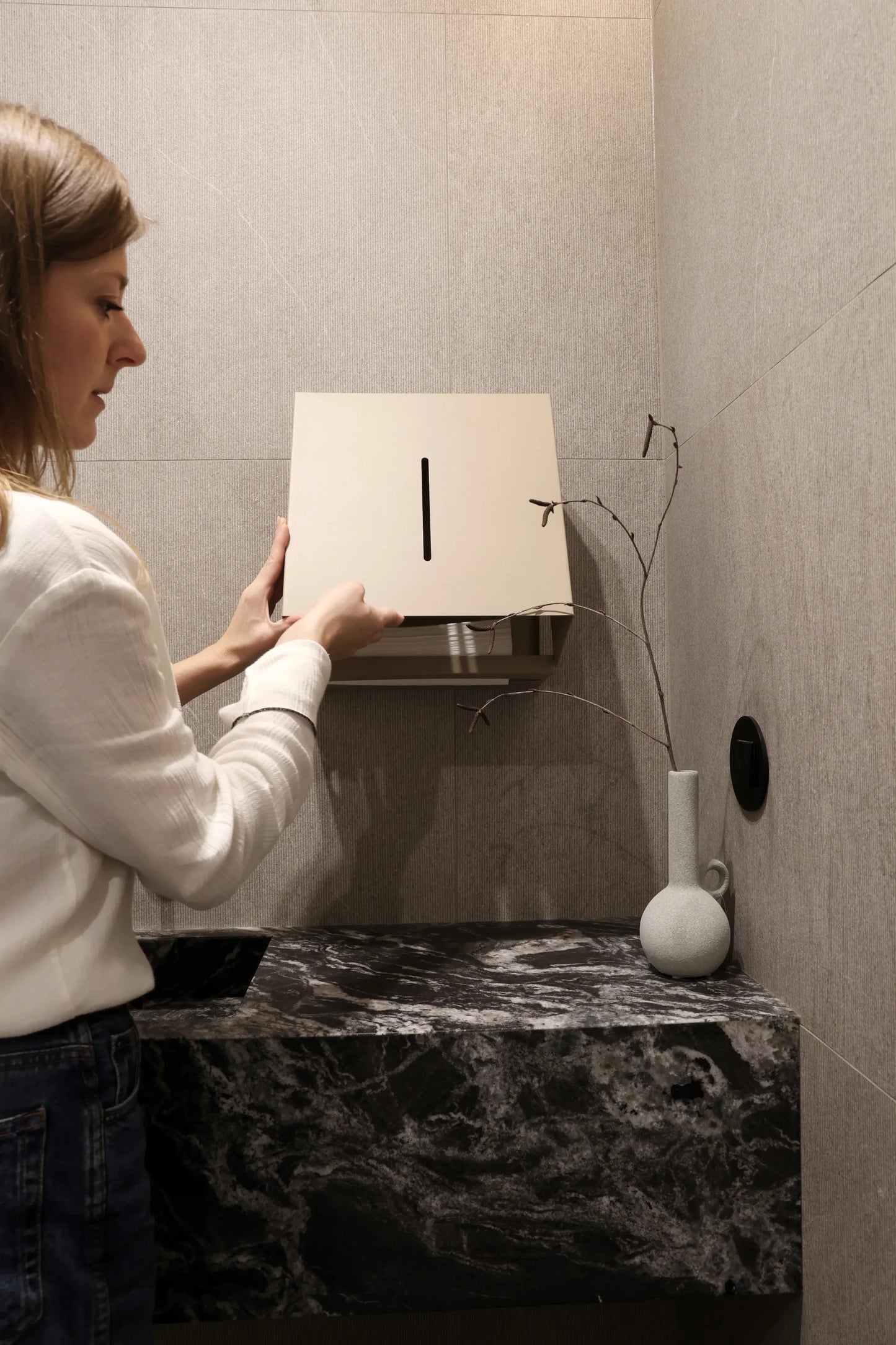 Beiger DERBO Papierhandtuchspender