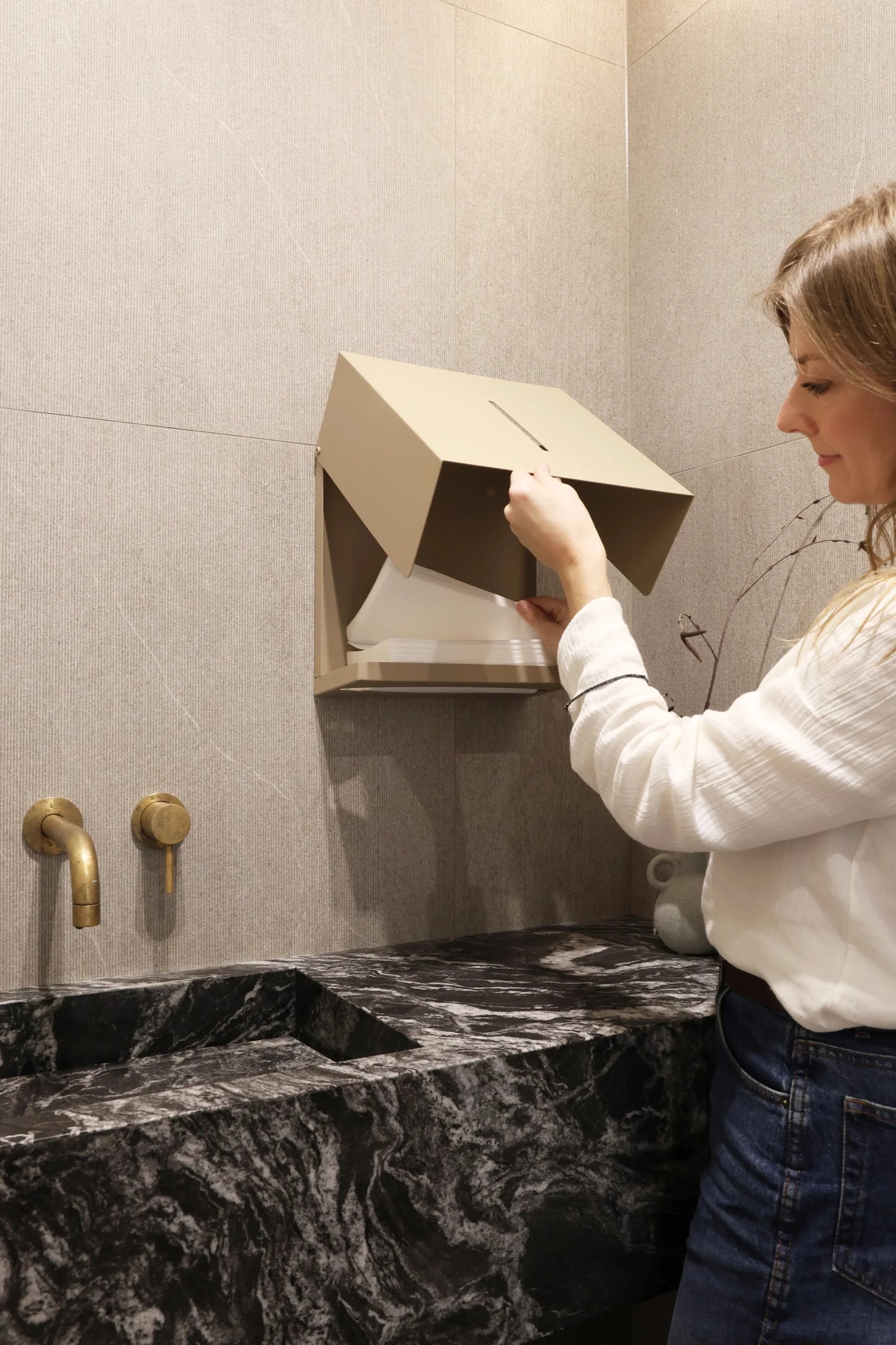 Beiger DERBO Papierhandtuchspender