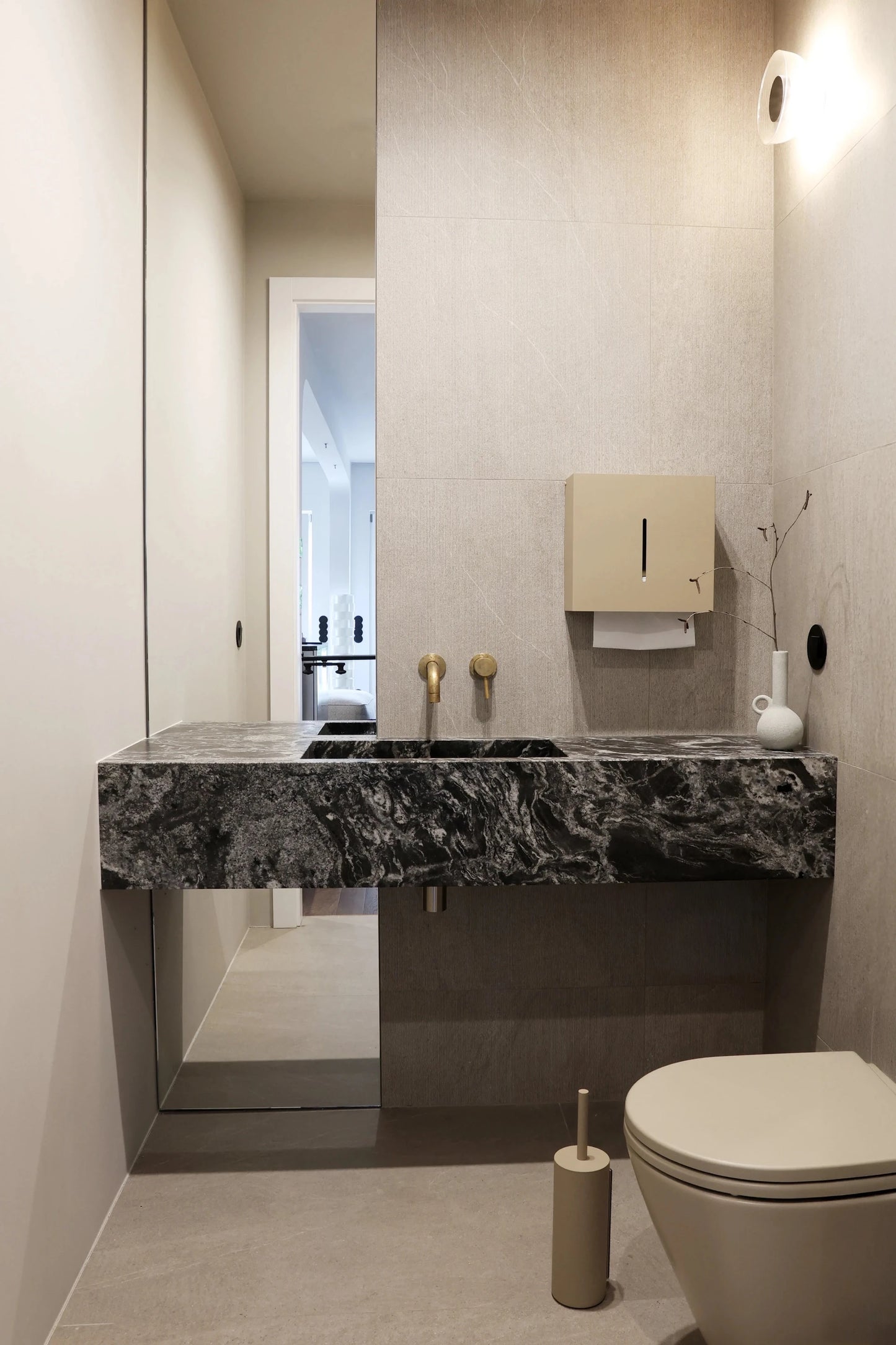 Beiger DERBO Papierhandtuchspender