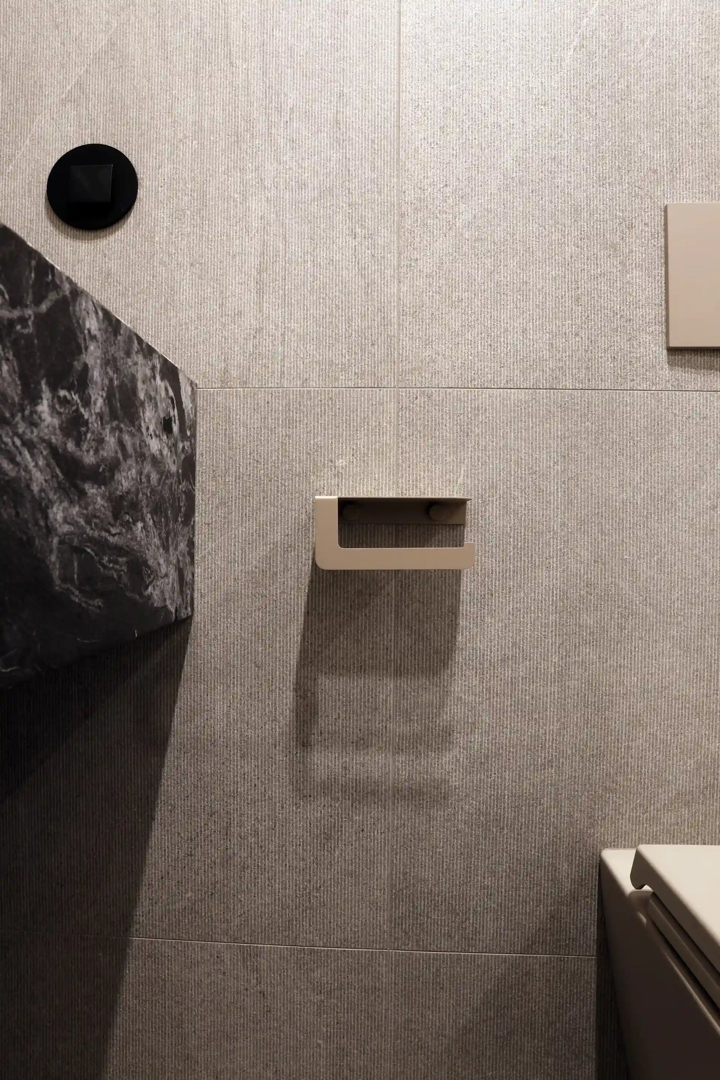 Beiger DIARA Toilettenpapierhalter