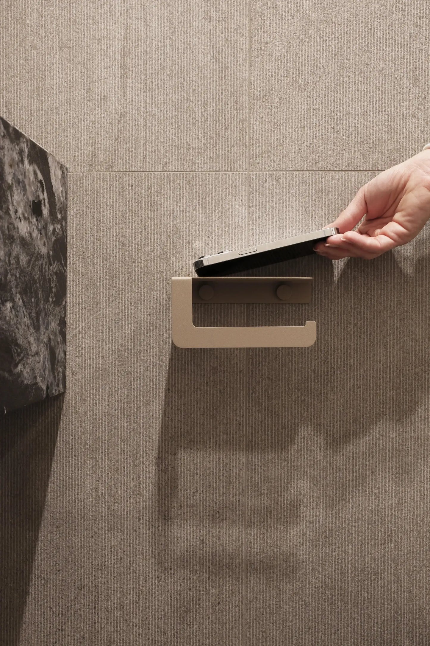 Beiger DIARA Toilettenpapierhalter