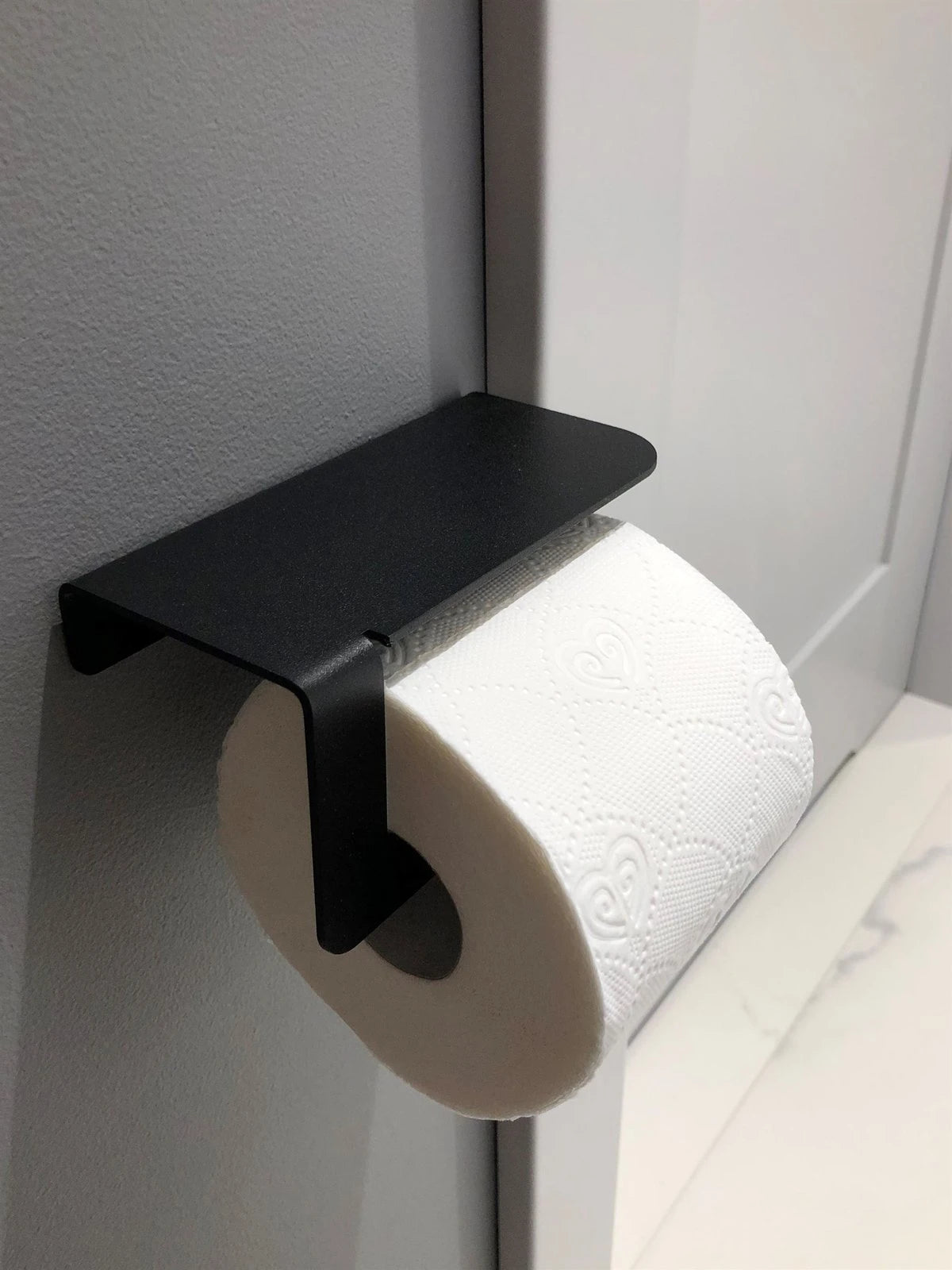 Schwarzer DIARA Toilettenpapierhalter